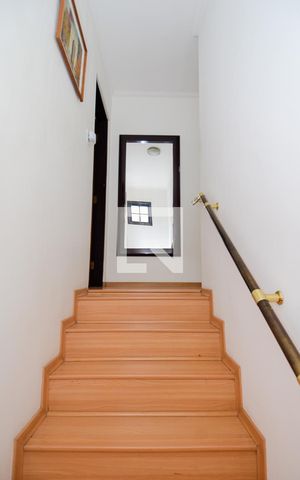 Casa para alugar com 165m², 3 quartos e 2 vagasEscada Sala/Quartos