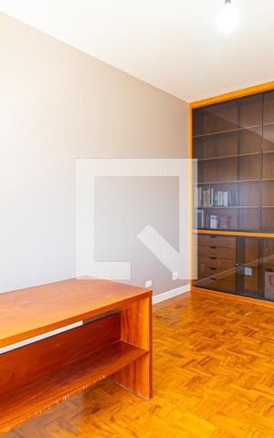 Apartamento à venda com 215m², 4 quartos e 2 vagas Apartamento à venda com 215m², 4 quartos e 2 vagasEscritório