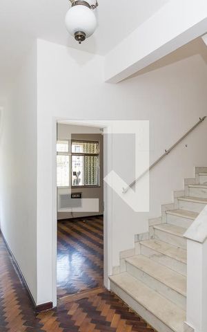 Casa à venda com 365m², 5 quartos e 4 vagas Casa à venda com 365m², 5 quartos e 4 vagasHall do 2º andar
