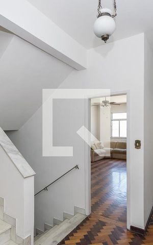 Casa à venda com 365m², 5 quartos e 4 vagas Casa à venda com 365m², 5 quartos e 4 vagasHall do 2º andar