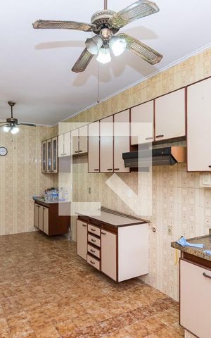 Casa à venda com 365m², 5 quartos e 4 vagas Casa à venda com 365m², 5 quartos e 4 vagasCozinha