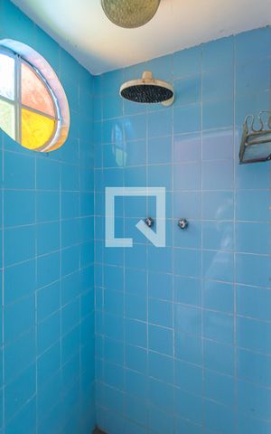 Casa à venda com 365m², 5 quartos e 4 vagas Casa à venda com 365m², 5 quartos e 4 vagasDucha