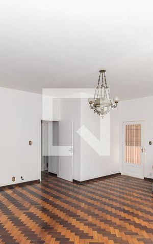 Casa à venda com 365m², 5 quartos e 4 vagas Casa à venda com 365m², 5 quartos e 4 vagasSala 1