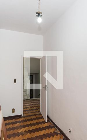 Casa à venda com 365m², 5 quartos e 4 vagas Casa à venda com 365m², 5 quartos e 4 vagasQuarto 4