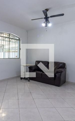 Casa à venda com 196m², 4 quartos e 3 vagas Casa à venda com 196m², 4 quartos e 3 vagasSala