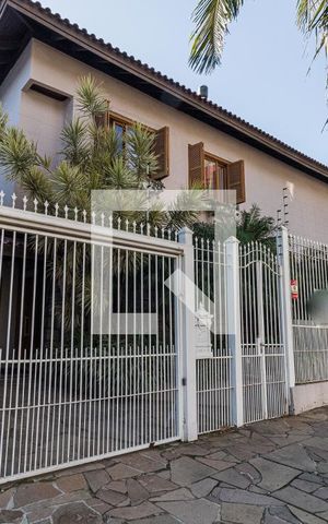Casa para alugar com 300m², 3 quartos e 5 vagasFachada