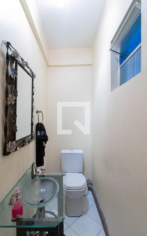 Casa à venda com 250m², 3 quartos e 3 vagas Casa à venda com 250m², 3 quartos e 3 vagasLavabo