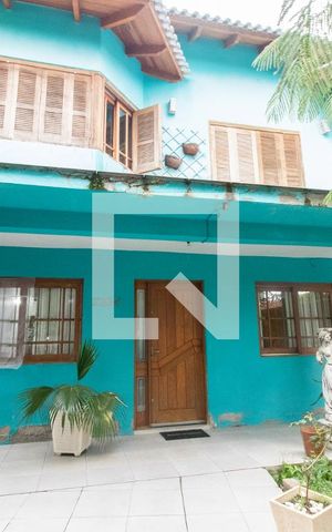 Casa à venda com 250m², 3 quartos e 3 vagas Casa à venda com 250m², 3 quartos e 3 vagasFachada