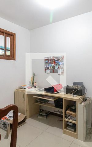 Casa à venda com 250m², 3 quartos e 3 vagas Casa à venda com 250m², 3 quartos e 3 vagasEscritório
