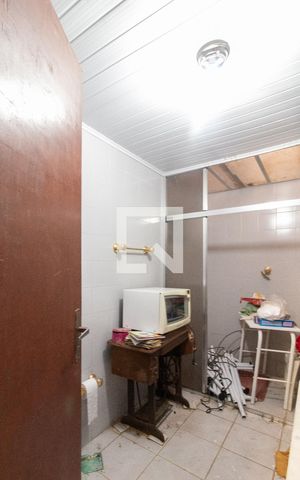 Casa à venda com 250m², 3 quartos e 3 vagas Casa à venda com 250m², 3 quartos e 3 vagasBanheiro - casa fundos