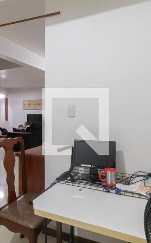 Casa à venda com 250m², 3 quartos e 3 vagas Casa à venda com 250m², 3 quartos e 3 vagasEscritório