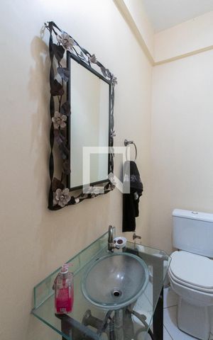 Casa à venda com 250m², 3 quartos e 3 vagas Casa à venda com 250m², 3 quartos e 3 vagasLavabo