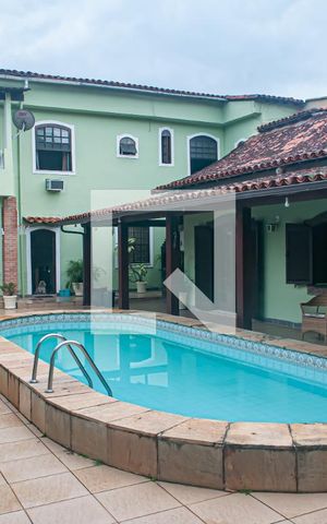 Casa à venda com 344m², 4 quartos e 3 vagas Casa à venda com 344m², 4 quartos e 3 vagasPiscina
