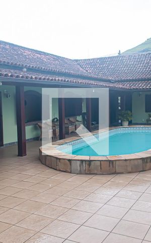 Casa à venda com 344m², 4 quartos e 3 vagas Casa à venda com 344m², 4 quartos e 3 vagasPiscina