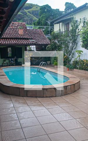 Casa à venda com 344m², 4 quartos e 3 vagas Casa à venda com 344m², 4 quartos e 3 vagasPiscina