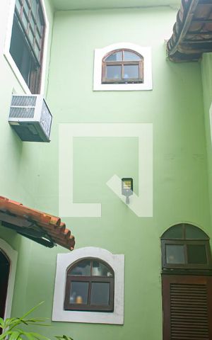 Casa à venda com 344m², 4 quartos e 3 vagas Casa à venda com 344m², 4 quartos e 3 vagasDependencia