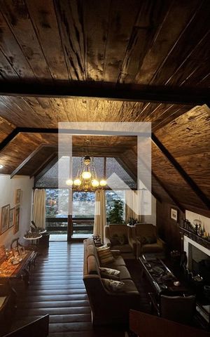 Casa à venda com 270m², 3 quartos e 2 vagasSala