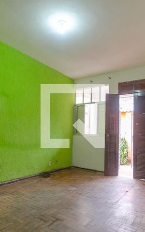 Casa para alugar com 79m², 2 quartos e 2 vagasSala