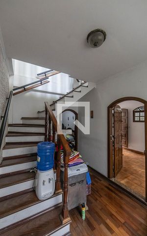 Casa à venda com 290m², 3 quartos e 2 vagas Casa à venda com 290m², 3 quartos e 2 vagasEscada