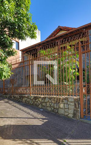 Casa à venda com 360m², 6 quartos e 2 vagasFachada