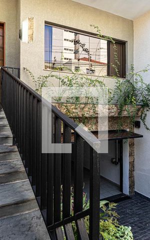 Casa à venda com 257m², 3 quartos e 6 vagas Casa à venda com 257m², 3 quartos e 6 vagasEntrada