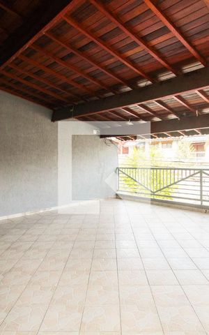 Casa à venda com 168m², 3 quartos e 2 vagas Casa à venda com 168m², 3 quartos e 2 vagasVaranda