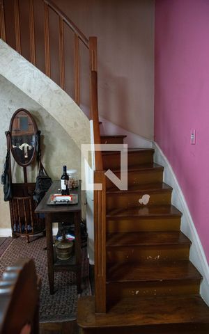 Casa à venda com 180m², 3 quartos e 2 vagasEscada