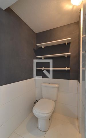 Casa de condomínio para alugar com 150m², 2 quartos e sem vaga Casa de condomínio para alugar com 150m², 2 quartos e sem vagaBanheiro da suíte