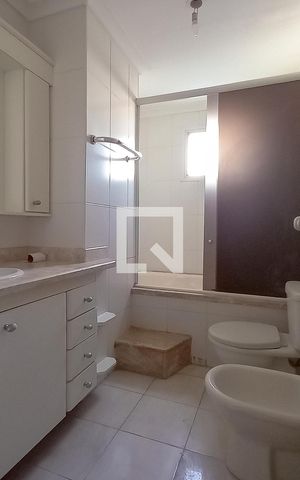 Apartamento para alugar com 230m², 3 quartos e 2 vagas Apartamento para alugar com 230m², 3 quartos e 2 vagasBanheiro da Suíte 2