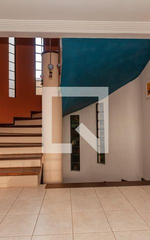 Casa para alugar com 460m², 5 quartos e 5 vagas Casa para alugar com 460m², 5 quartos e 5 vagasSala