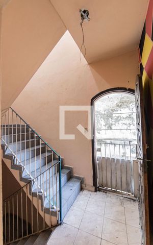 Casa à venda com 400m², 2 quartos e 2 vagas Casa à venda com 400m², 2 quartos e 2 vagasEscada
