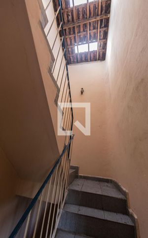 Casa à venda com 400m², 2 quartos e 2 vagas Casa à venda com 400m², 2 quartos e 2 vagasEscada