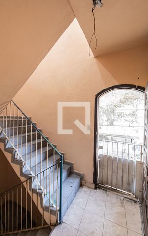 Casa à venda com 400m², 2 quartos e 2 vagas Casa à venda com 400m², 2 quartos e 2 vagasEscada