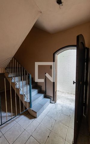 Casa à venda com 400m², 2 quartos e 2 vagas Casa à venda com 400m², 2 quartos e 2 vagasEscada