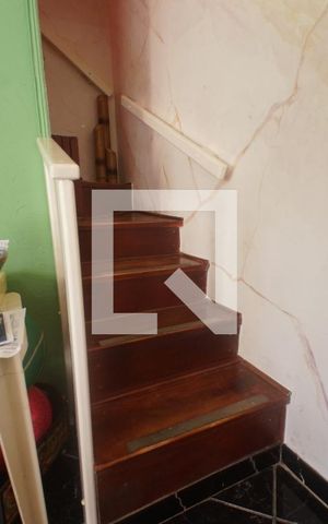 Casa à venda com 100m², 2 quartos e 2 vagas Casa à venda com 100m², 2 quartos e 2 vagasEscada