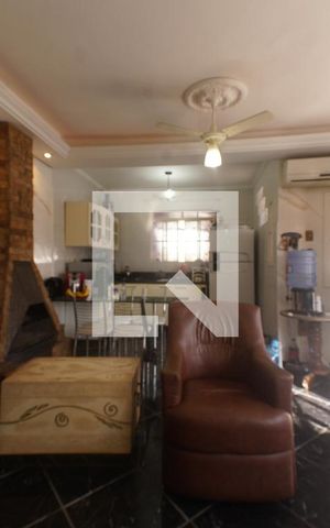 Casa à venda com 100m², 2 quartos e 2 vagas Casa à venda com 100m², 2 quartos e 2 vagasSala