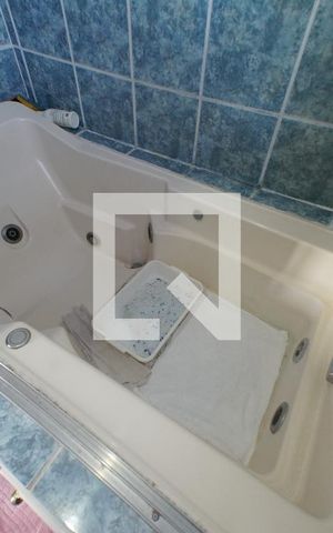 Casa à venda com 100m², 2 quartos e 2 vagas Casa à venda com 100m², 2 quartos e 2 vagasBanheiro da suíte