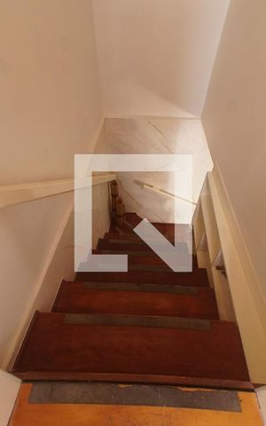 Casa à venda com 100m², 2 quartos e 2 vagas Casa à venda com 100m², 2 quartos e 2 vagasEscada