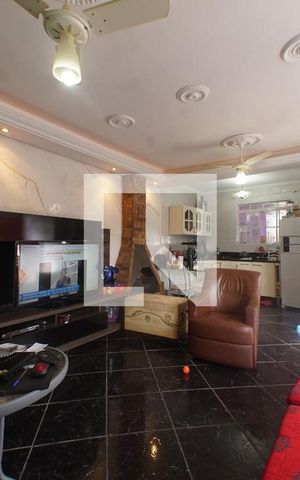 Casa à venda com 100m², 2 quartos e 2 vagas Casa à venda com 100m², 2 quartos e 2 vagasSala