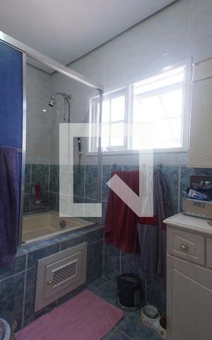 Casa à venda com 100m², 2 quartos e 2 vagas Casa à venda com 100m², 2 quartos e 2 vagasBanheiro da suíte