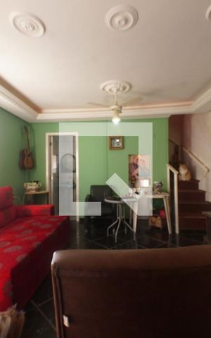 Casa à venda com 100m², 2 quartos e 2 vagas Casa à venda com 100m², 2 quartos e 2 vagasSala