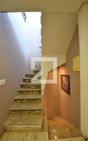 Casa à venda com 300m², 3 quartos e 2 vagasEscada