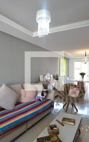 Casa à venda com 300m², 3 quartos e 2 vagasSala