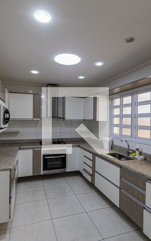 Casa à venda com 200m², 4 quartos e sem vaga Casa à venda com 200m², 4 quartos e sem vagaCozinha