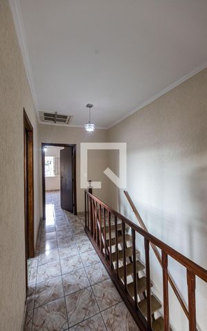 Casa à venda com 200m², 4 quartos e sem vaga Casa à venda com 200m², 4 quartos e sem vagaCorredor
