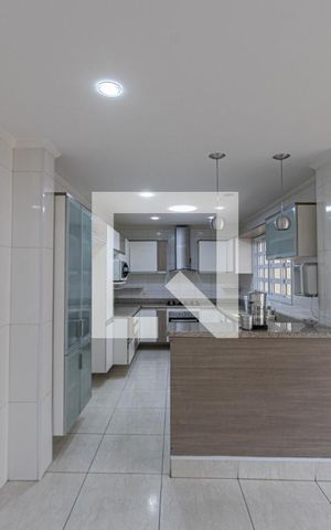 Casa à venda com 200m², 4 quartos e sem vaga Casa à venda com 200m², 4 quartos e sem vagaCozinha
