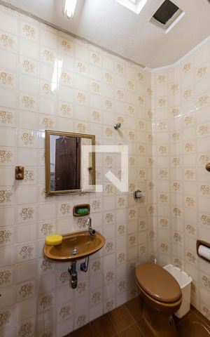Casa à venda com 200m², 4 quartos e sem vaga Casa à venda com 200m², 4 quartos e sem vagaBanheiro de Serviço