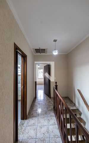 Casa à venda com 200m², 4 quartos e sem vaga Casa à venda com 200m², 4 quartos e sem vagaCorredor