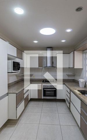 Casa à venda com 200m², 4 quartos e sem vaga Casa à venda com 200m², 4 quartos e sem vagaCozinha