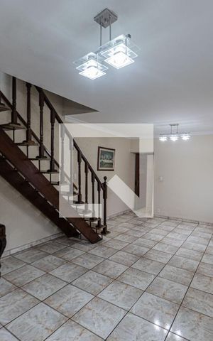 Casa à venda com 200m², 4 quartos e sem vaga Casa à venda com 200m², 4 quartos e sem vagaSala